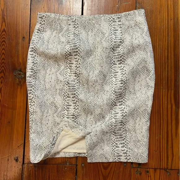 Ann Taylor Snake Print Pencil Skirt in Cream and Gray - Picture 5 of 6